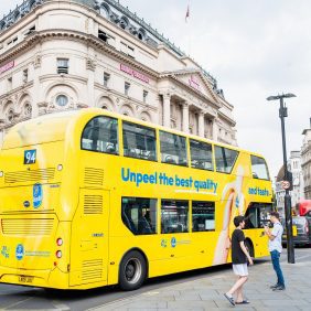 Chiquitan logolla ja kuvilla varustetut bussit ovat palanneet Lontooseen, ja ne ovat sähköisiä!