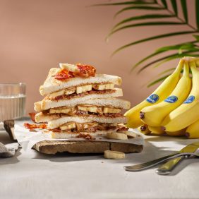 Chiquita-banaani-maapähkinävoi-pekoni-voileipä
