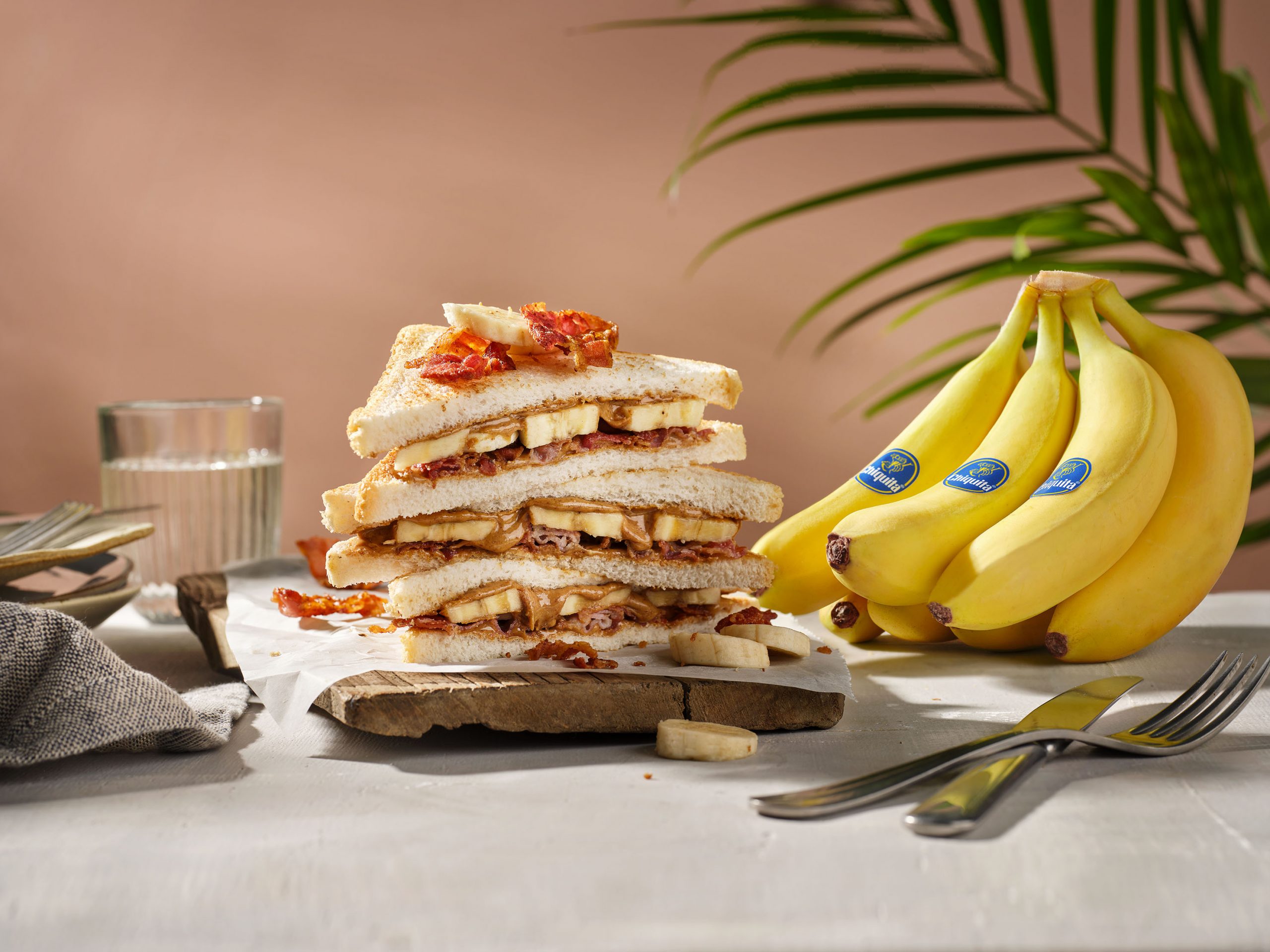 Chiquita-banaani-maapähkinävoi-pekoni-voileipä